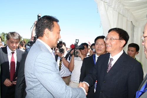 Zhang Guobao (front-R), vice chairman of China's National Development and Reform Commission, shakes hands with Sauat Mynbayev (front-L), Kazakhstan's Minister of Energy and Mineral Resources, at the opening ceremony of the construction of a natural gas pipeline in Almaty on Wednesday, July 9, 2008. [Photo: Xinhua]