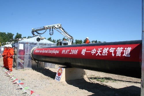 A photo taken on Wednesday, July 9, 2008 shows the Kazakh link of the pan-Central Asia pipeline which is under construction. [Photo: Xinhua]