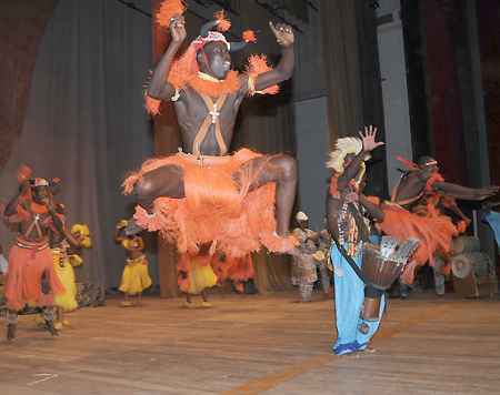 Members of the Senegalese National Dance Troupe perform a dance during a dress rehearsal for their show in the 'World Art Night' to be held in Beijing, in Dakar, June 8, 2008. The Troupe will perform in the Great Hall of People in Beijing on the eve of the openning of the Beijing Olympic Games.