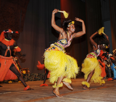 Members of the Senegalese National Dance Troupe perform a dance during a dress rehearsal for their show in the 'World Art Night' to be held in Beijing, in Dakar, June 8, 2008. The Troupe will perform in the Great Hall of People in Beijing on the eve of the openning of the Beijing Olympic Games. 