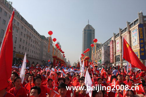 Local people welcome the Olympic flame in Harbin, Heilongjiang Province July 11.