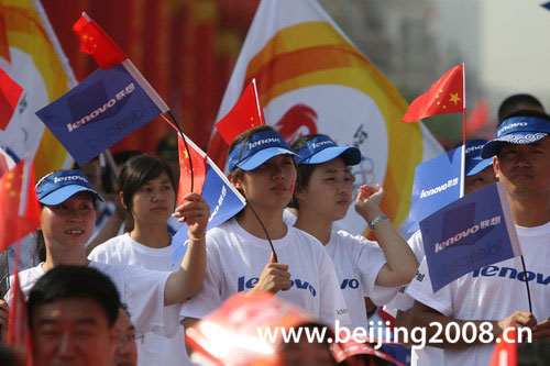 Local people welcome the Olympic flame in Harbin, Heilongjiang Province July 11.