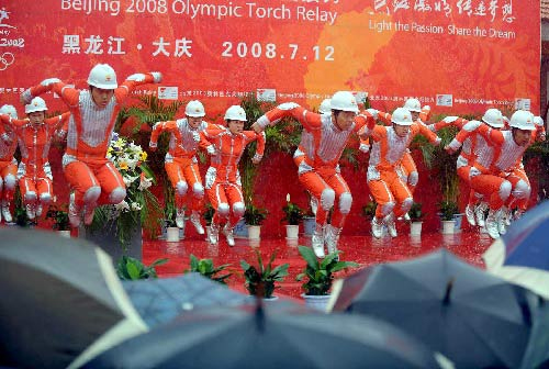 Wonderful performances are given at the opening ceremony during the torch relay in Daqing, Heilongjiang province, on July 12, 2008.