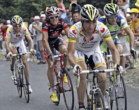 Saunier Duval rider David De la Fuente of Spain cycles with Caisse d'Epargne team rider Luis Leon Sanchez of Spain (2nd L), Saunier Duval rider Josep Jufre Pou of Spain (L) and Liquigas rider Vincenzo Nibali of Italy (R) during the seventh stage of the 95th Tour de France cycling race between Brioude and Aurillac July 11, 2008.