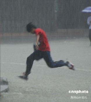 廣西南寧遭遇強降雨侵襲發布紅色預警信號