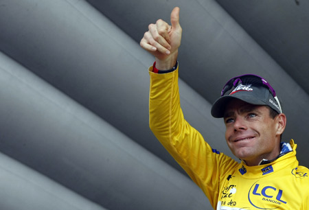 Silence Lotto team rider Cadel Evans of Australia gives a thumbs up as he wears the leader's yellow jersey on the podium after the tenth stage of the 95th Tour de France cycling race between Pau and Hatacam, July 14, 2008. (Xinhua/Reuters Photo)
