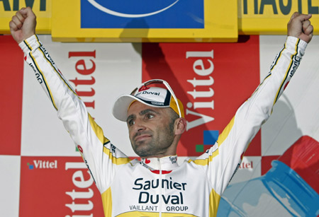 Saunier Duval team rider Leonardo Piepoli of Italy celebrates on the podium after winning the tenth stage of the 95th Tour de France cycling race between Pau and Hatacam, July 14, 2008.(Xinhua/Reuters Photo)