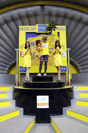 Silence Lotto team rider Cadel Evans of Australia waves as he wears the leader's yellow jersey on the podium after the tenth stage of the 95th Tour de France cycling race between Pau and Hatacam, July 14, 2008.(Xinhua/Reuters Photo)