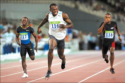 Usain Bolt of Jamaica (center) wins the men's 200m ahead of Christian Brendan of Antigua and Brian Dzingai of Zimbabwe (left) during the Athens Grand Prix Tsiklitiria 2008 at the Olympic stadium in Athens on Sunday.(Xinhua/AFP Photo)