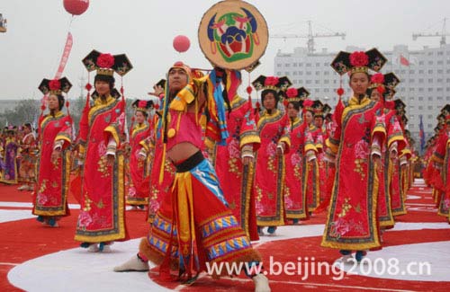 Traditional dance of Man nationality is performed to welcome the torch during Torch Relay in Songyuan, Jilin province, on July 15.