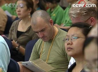 A group of nearly 300 volunteers from the US, the UK and Australia are in Beijing to help 80,000 Chinese volunteers during the Olympics.(CCTV.com)