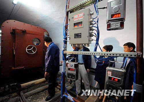 Staff workers conduct final tests before the test subjects make their safe exit from the capsule in this photo published on July 14. [Photo: Xinhua]