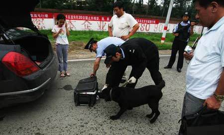 Armed police officers carry out safety inspections of vehicles at a check point in Beijing on July 14, 2008. [Photo: cnsphoto] 