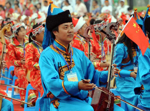 2008 executants play horsehead fiddle when the Beijing Olympic torch relay kicks off in Songyuan, northeast Jilin Province, on Tuesday, July 15, 2008. [Photo: Xinhua]