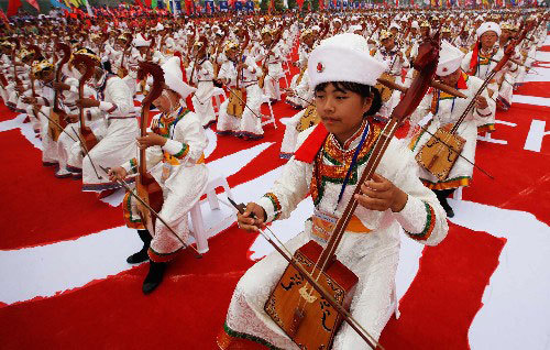 2008 executants play horsehead fiddle when the Beijing Olympic torch relay kicks off in Songyuan, northeast Jilin Province, on Tuesday, July 15, 2008. [Photo: Xinhua]