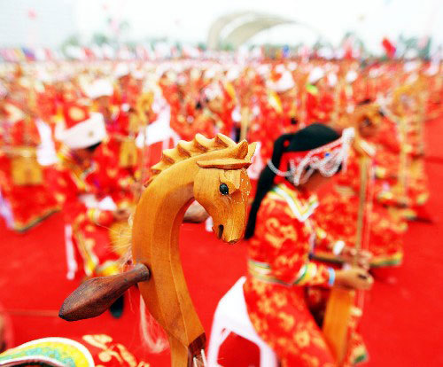 2008 executants play horsehead fiddle when the Beijing Olympic torch relay kicks off in Songyuan, northeast Jilin Province, on Tuesday, July 15, 2008. [Photo: Xinhua]