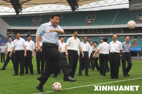 Chinese vice president Xi Jinping kicks the football when visiting the Qinhuangdao venue for Olympic football games in north China's Hebei Province on Tuesday, July 15, 2008. [Photo: Xinhua]