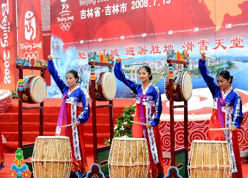 Wonderful performance is displayed in the launching ceremony during the Torch Relay in Jilin, Jilin province, on July 15.