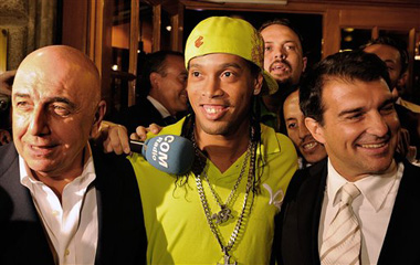 Soccer player Ronaldinho from Brazil (C), Sport Director of AC Milan Adriano Galliani (L) and President of FC Barcelona Joan Laporta are seen after a meeting in Barcelona, Spain, on Wednesday, July 16, 2008. Ronaldinho transferred from FC Barcelona to AC Milan, the Italian club announced late Tuesday, ending several days of furious negotiations in which the Brazil play maker appeared eager to avoid a move to Manchester City.(Xinhua/Reuters Photo)