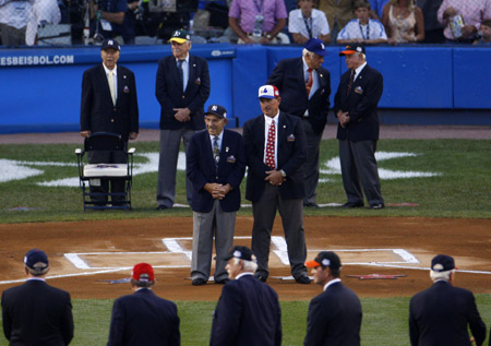 Hall of Fame catchers Yogi Berra (center L) and Gary Carter (center R) stand at home plate during introductions before Major League Baseball's All-Star game at Yankee Stadium in New York on July 15, 2008. (Xinhua/Reuters Photo)
