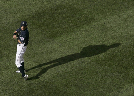 American League All-Star Ichiro Suzuki of the Seattle Mariners, takes the field prior to Major League Baseball's All-Star game at Yankee Stadium in New York on July 15, 2008. (Xinhua/Reuters Photo)