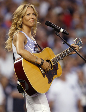 Sheryl Crow sings the national anthem during the opening ceremony of Major League Baseball's All-Star game at Yankee Stadium in New York on July 15, 2008.(Xinhua/Reuters Photo)