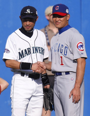 Japanese all-stars, Seattle Mariners' Ichiro Suzuki (L) of the American League and Chicago Cubs' Kosuke Fukudome of the National League, pose for a photo before Major League Baseball's All-Star game at Yankee Stadium in New York on July 15, 2008. (Xinhua/Reuters Photo)
