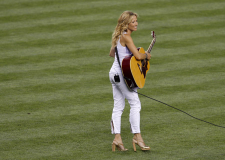 Sheryl Crow sings the national anthem during the opening ceremony of Major League Baseball's All-Star game at Yankee Stadium in New York, on July 15, 2008.(Xinhua/Reuters Photo)