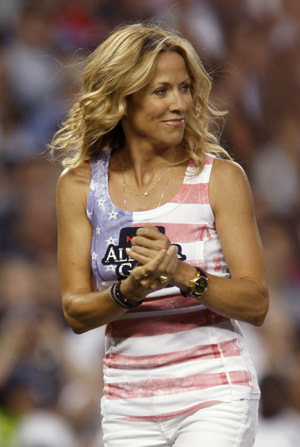 Sheryl Crow walks off the field after singing the national anthem during the opening ceremony of Major League Baseball's All-Star game at Yankee Stadium in New York on July 15, 2008. (Xinhua/Reuters Photo)