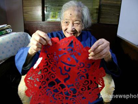 Hu Jiazhi, a 112-year-old artist in Nanjing shows off her masterpiece.