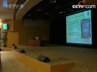 Trainers from Infostrada Sports, a Beijing Olympics contracted sports news provider, are teaching interview techniques to the international volunteers.(CCTV.com)