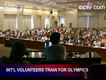 Nearly 300 international volunteers will work at the Beijing Olympic Games. They are students from ten universities in the United States, Britain and Australia and they have all arrived in Beijing.(CCTV.com)