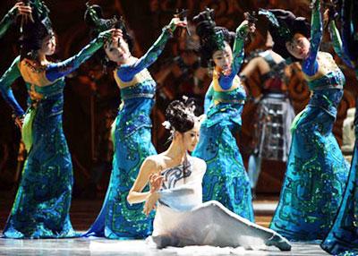 Dancers perform the dance drama Xishi about one of the four prettiest women in ancient China, in the People's Hall in Wuxi, Jiangsu Province, July 13, 2008. The drama will be staged at the Tianqiao Theatre in Beijing in mid August as one of the dramas played during the Olympics. [Photo: Xinhua]