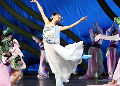 Dancers perform the dance drama Xishi about one of the four prettiest women in ancient China, in the People's Hall in Wuxi, Jiangsu Province, July 13, 2008. The drama will be staged at the Tianqiao Theatre in Beijingin in mid August as one of the dramas played during the Olympics. [Photo: Xinhua]