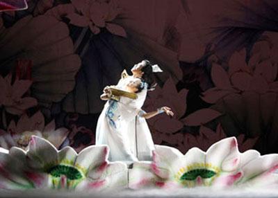 Dancers perform the dance drama Xishi about one of the four prettiest women in ancient China, in the People's Hall in Wuxi, Jiangsu Province, July 13, 2008. The drama will be staged at the Tianqiao Theatre in Beijingin in mid August as one of the dramas played during the Olympics. [Photo: Xinhua]