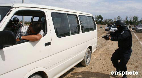 The picture shows police in Hami, Xinjiang Uygur Autonomous Region, conduct an anti-terrorist drill on July 8, 2008.