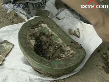A rare porcelain pillow has been excavated from a grave in Xiangfan, in central China's Hubei Province.
