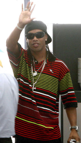 Ronaldinho arrived in Milan Wednesday morning. He was to undergo a medical exam and sign a contract through June 2011.
