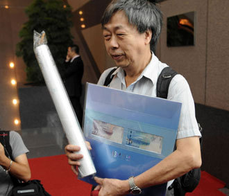 A Hong Kong resident just bought his special-edition HK$20 Olympic banknotes at Bank of China in Central, Hong Kong, July 16, 2008.Four million banknotes have been officially issued starting from the day in Hong Kong, Macao and some overseas regions. There are three categories of banknotes: a single bill, a set of four and a set of 35. 