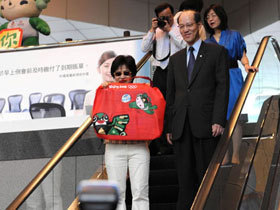 The first HK resident to buy the special-edition HK$20 Olympic banknote leaves Bank of China.