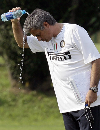 Inter Milan's coach Jose Mourinho of Portugal refreshes himself with water during a training session in Appiano Gentile, near Como July 17, 2008.(Xinhua/Reuters Photo)