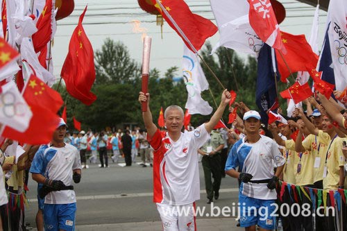 Photo: The last torchbearer carries the torch