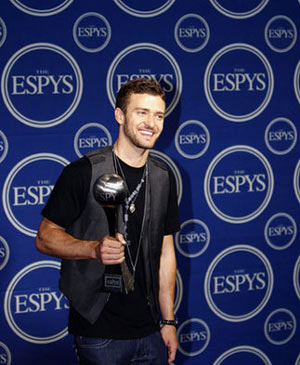 Singer Justin Timberlake poses backstage after hosting the 2008 ESPY Awards in Los Angeles, California July 16, 2008. 
