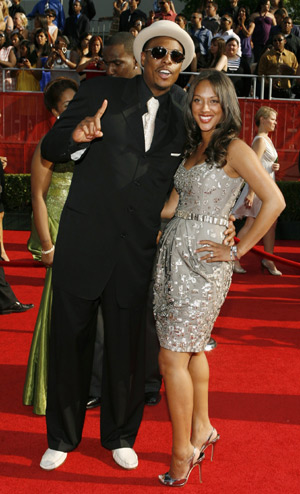 Boston Celtics NBA player Paul Pierce and his fiancee Julie Landrum arrive at the 2008 ESPY Awards in Los Angeles, California July 16, 2008.(Xinhua/Reuters photo)