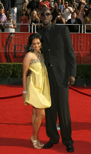 NBA player Kevin Garnett of the Boston Celtics arrives with his wife Brandi at the 2008 ESPY Awards in Los Angeles, California July 16, 2008. (Xinhua/Reuters photo)