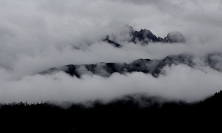 Photo taken on July 15, 2008 shows the sea of clouds in the mountain areas in Nyingchi Prefecture in southwest China&apos;s Tibet Autonomous Region. With an average altitude of 3,000 meters, Nyingchi is known for its humid and mild climate, charming scenery and rich natural resources. (Xinhua/Purbu Zhaxi)