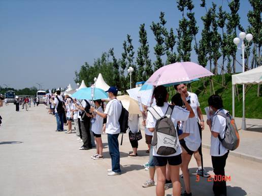Every country's NOC assistants are lining up as we are all waiting for the delegates to arrive. As every girl in China, they were all holding up the umbrellas to protect their 'snowy white' skins. The weather was extremely hot that there were several people who have gotten dehydrated.
