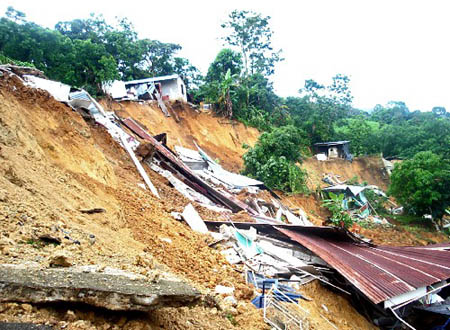 About 12 people died Sunday in a rural community in the northwest of Guatemala in a landslide triggered by heavy rains, Guatemalan media reported.