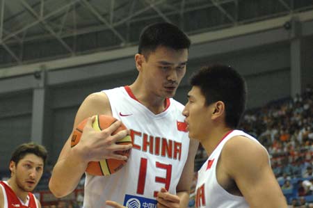 China's center Yao Ming (C) talks with his teammate Wang Lei during the match against Russia at the Stankovic Continental Cup in Hangzhou, east China's Zhejiang Province on July 20, 2008. China won 72-50.