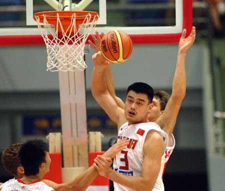 China&apos;s center Yao Ming vies for the ball during the match against Russia at the Stankovic Continental Cup in Hangzhou, east China&apos;s Zhejiang Province on July 20, 2008. China won 72-50. 